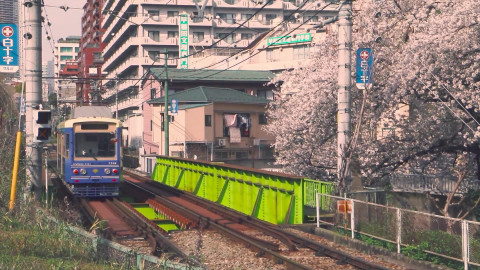 catti三级笔译文章：日本“高铁”因车门被冻住没打开，导致乘客布能下车